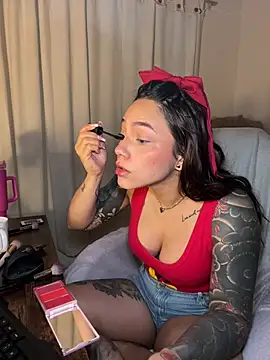 Snapshot of Victoria-swan chatting on 03-20-26, 12:43 Victoria-swan online show from 03-20-26, 12:43