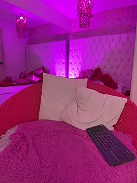 Snapshot of Kitty_madness chatting on 02-19-26, 08:27 Kitty madness online show from 02-19-26, 08:27