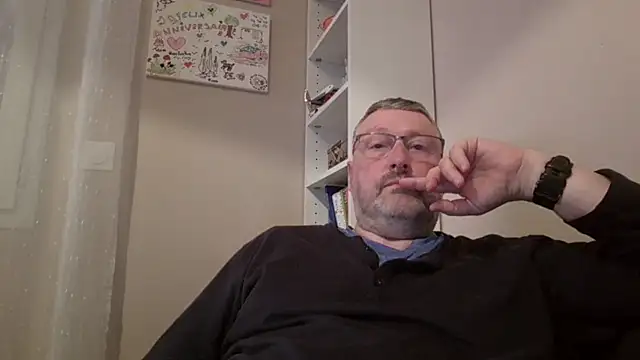 Snapshot of doudou310 chatting on 03-10-26, 05:12 doudou310 online show from 03-10-26, 05:12