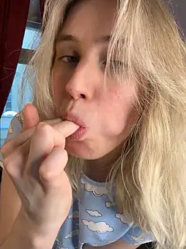 Snapshot of LovelyMiu chatting on 02-04-26, 02:01 LovelyMiu online show from 02-04-26, 02:01