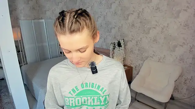 Snapshot of LianneBynon chatting on 02-04-26, 08:09 LianneBynon online show from 02-04-26, 08:09