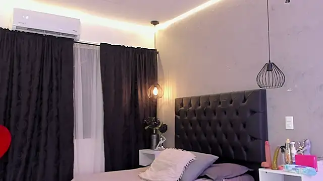 Snapshot of naomi__blair chatting on 06-20-26, 03:31 naomi blair online show from 06-20-26, 03:31