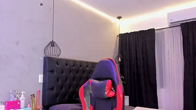 Snapshot of naomi__blair chatting on 07-17-26, 03:24 naomi blair online show from 07-17-26, 03:24