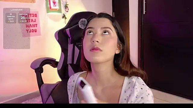 Snapshot of emicute_ chatting on 02-13-26, 02:57 emicute online show from 02-13-26, 02:57