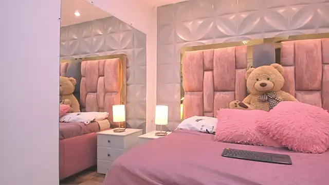 Paris Velvet online show from 04-02-26, 11:02