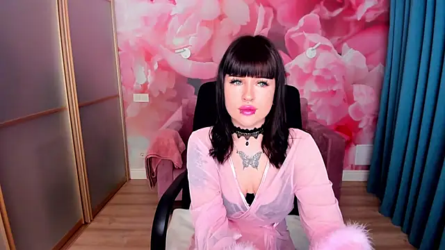 Snapshot of LuxSiren chatting on 02-23-26, 01:47 LuxSiren online show from 02-23-26, 01:47