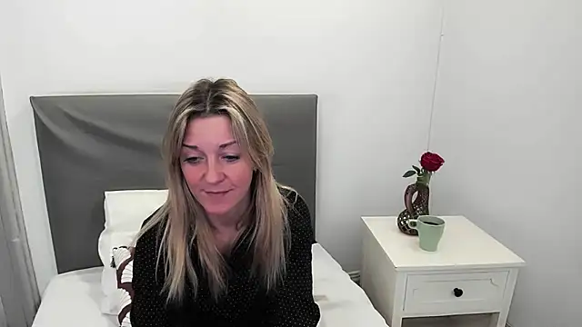 Snapshot of MileyXStar chatting on 02-04-26, 09:09 MileyXStar online show from 02-04-26, 09:09