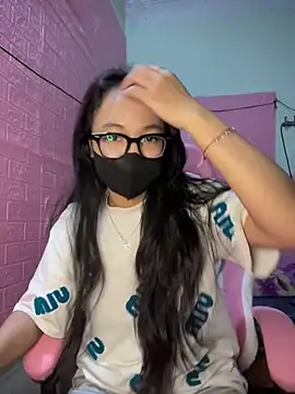 Snapshot of Leeeiuu chatting on 02-21-26, 12:17 Leeeiuu online show from 02-21-26, 12:17