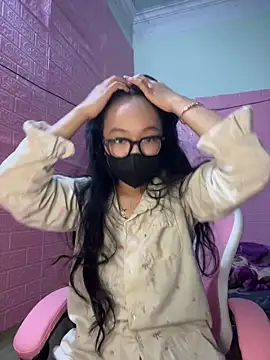 Snapshot of Leeeiuu chatting on 02-23-26, 12:57 Leeeiuu online show from 02-23-26, 12:57