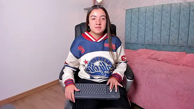 Snapshot of Tara_Parker chatting on 02-20-26, 12:05 Tara Parker online show from 02-20-26, 12:05