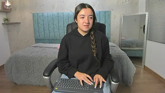 Snapshot of Tara_Parker chatting on 02-24-26, 12:25 Tara Parker online show from 02-24-26, 12:25