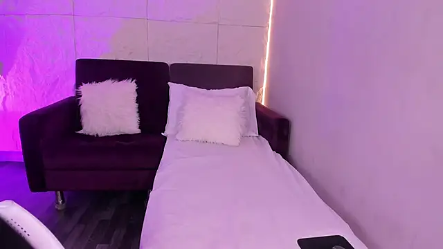 Snapshot of Yalezka_ chatting on 02-16-26, 12:01 Yalezka online show from 02-16-26, 12:01