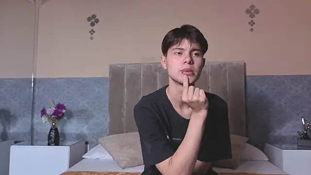 Snapshot of Derek_Sinn chatting on 02-13-26, 07:54 Derek Sinn online show from 02-13-26, 07:54