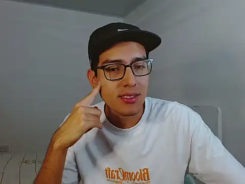 Snapshot of NickFin chatting on 05-22-26, 05:40 NickFin online show from 05-22-26, 05:40