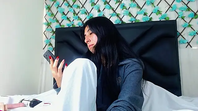 Snapshot of EmmaWilliamss4 chatting on 02-09-26, 04:22 EmmaWilliamss4 online show from 02-09-26, 04:22