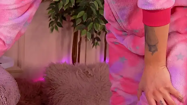 CrystalRedd online show from 02-11-26, 05:45