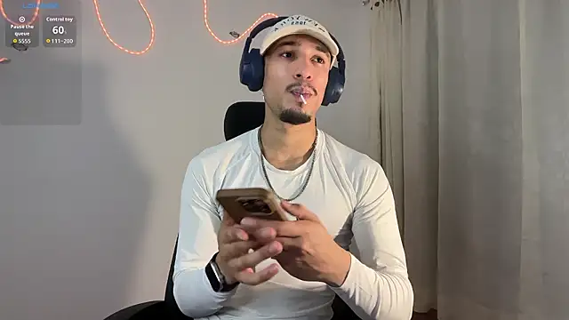 Snapshot of rafael_stone11 chatting on 02-25-26, 12:20 rafael stone11 online show from 02-25-26, 12:20