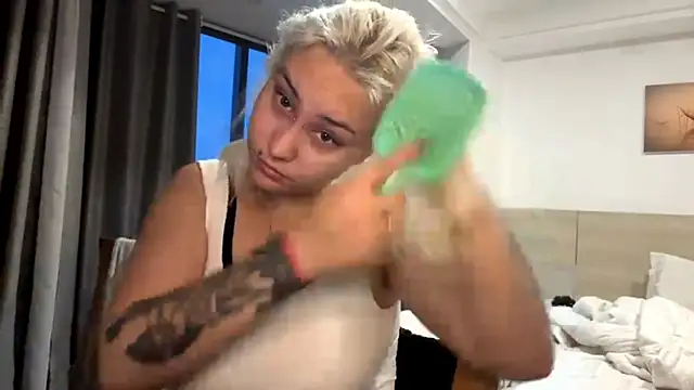 Snapshot of LuxureMia chatting on 02-12-26, 11:05 LuxureMia online show from 02-12-26, 11:05