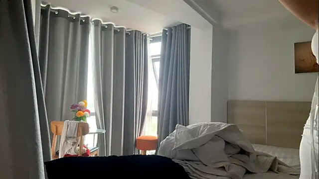 Snapshot of LuxureMia chatting on 02-13-26, 08:32 LuxureMia online show from 02-13-26, 08:32