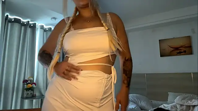 Snapshot of LuxureMia chatting on 02-15-26, 07:51 LuxureMia online show from 02-15-26, 07:51