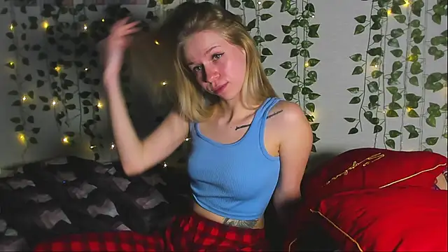 Snapshot of Very_Cute_Girl chatting on 02-14-26, 09:22 Very Cute Girl online show from 02-14-26, 09:22