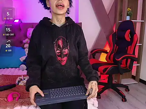 Snapshot of HannahBlue_ chatting on 02-11-26, 12:32 HannahBlue online show from 02-11-26, 12:32