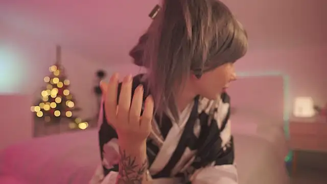 Snapshot of Sarah_Pink chatting on 12-19-24, 05:18 Sarah Pink online show from 12-19-24, 05:18