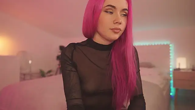 Snapshot of Sarah_Pink chatting on 01-18-25, 05:26 Sarah Pink online show from 01-18-25, 05:26