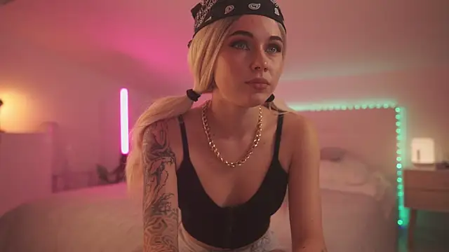 Snapshot of Sarah_Pink chatting on 01-26-25, 05:23 Sarah Pink online show from 01-26-25, 05:23