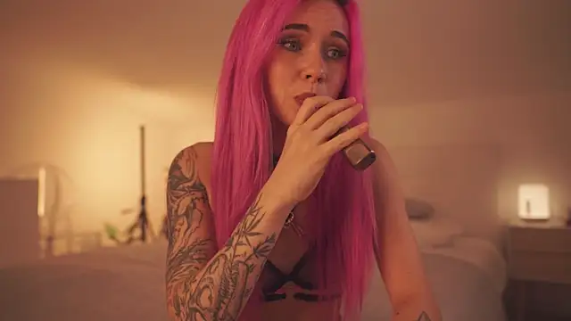 Snapshot of Sarah_Pink chatting on 02-08-25, 05:29 Sarah Pink online show from 02-08-25, 05:29