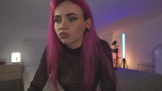 Snapshot of Sarah_Pink chatting on 02-25-25, 08:51 Sarah Pink online show from 02-25-25, 08:51