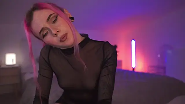 Snapshot of Sarah_Pink chatting on 03-20-25, 05:25 Sarah Pink online show from 03-20-25, 05:25