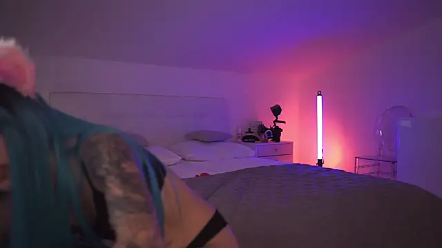 Snapshot of Sarah_Pink chatting on 03-21-25, 05:23 Sarah Pink online show from 03-21-25, 05:23