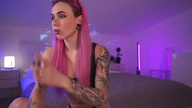 Snapshot of Sarah_Pink chatting on 03-22-25, 05:20 Sarah Pink online show from 03-22-25, 05:20