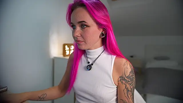 Snapshot of Sarah_Pink chatting on 09-27-25, 06:35 Sarah Pink online show from 09-27-25, 06:35