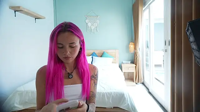 Snapshot of Sarah_Pink chatting on 10-06-25, 03:48 Sarah Pink online show from 10-06-25, 03:48