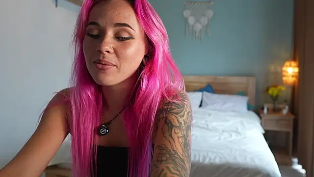 Snapshot of Sarah_Pink chatting on 11-09-25, 12:31 Sarah Pink online show from 11-09-25, 12:31