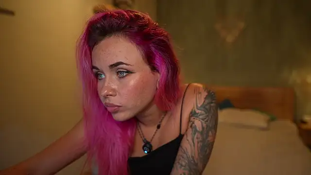 Snapshot of Sarah_Pink chatting on 11-13-25, 01:21 Sarah Pink online show from 11-13-25, 01:21