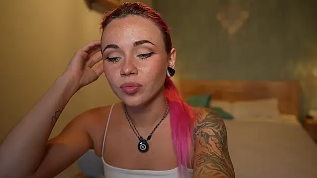 Snapshot of Sarah_Pink chatting on 11-15-25, 12:45 Sarah Pink online show from 11-15-25, 12:45