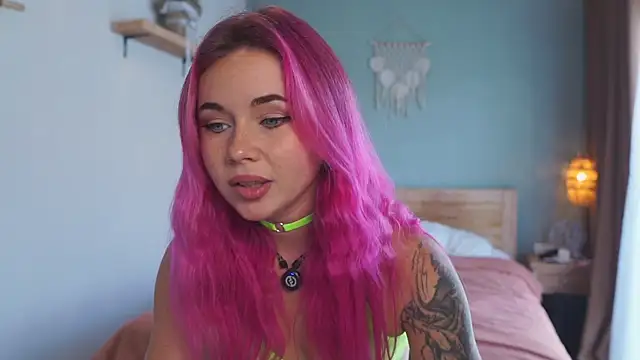 Snapshot of Sarah_Pink chatting on 12-04-25, 12:20 Sarah Pink online show from 12-04-25, 12:20