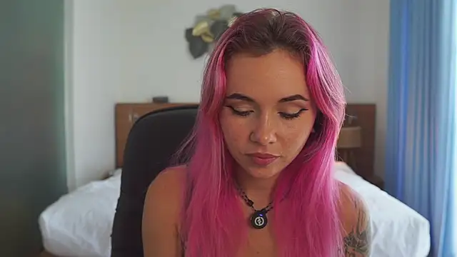 Snapshot of Sarah_Pink chatting on 12-18-25, 02:28 Sarah Pink online show from 12-18-25, 02:28