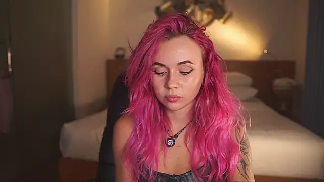 Snapshot of Sarah_Pink chatting on 05-01-26, 02:32 Sarah Pink online show from 05-01-26, 02:32