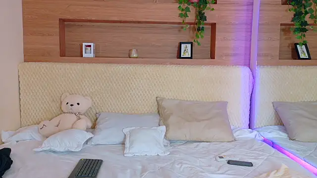 Snapshot of VioletBloomm chatting on 02-17-26, 11:29 VioletBloomm online show from 02-17-26, 11:29