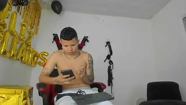 Snapshot of Steven_and_Camilo18 chatting on 02-04-26, 11:49 Steven and Camilo18 online show from 02-04-26, 11:49