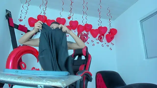 Snapshot of Steven_and_Camilo18 chatting on 02-14-26, 11:40 Steven and Camilo18 online show from 02-14-26, 11:40