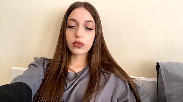 Snapshot of CutieWorm chatting on 02-05-26, 11:15 CutieWorm online show from 02-05-26, 11:15