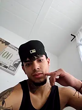 Snapshot of miguel_aguirre_ chatting on 02-11-26, 11:37 miguel aguirre online show from 02-11-26, 11:37