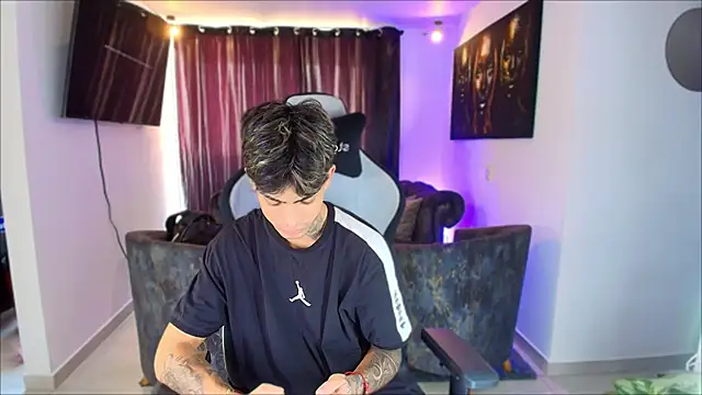 Snapshot of miguel_aguirre_ chatting on 02-17-26, 12:56 miguel aguirre online show from 02-17-26, 12:56