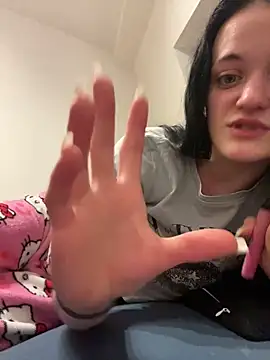 Snapshot of LeonieClaire chatting on 02-15-26, 10:39 LeonieClaire online show from 02-15-26, 10:39