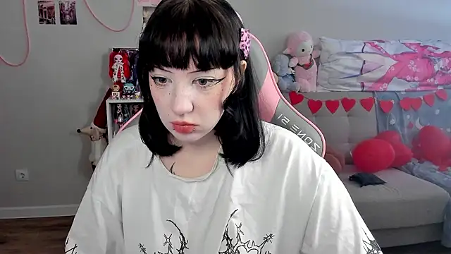 Snapshot of MollysLand chatting on 02-18-26, 07:37 MollysLand online show from 02-18-26, 07:37